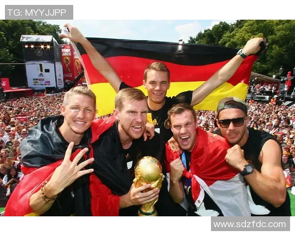 老人在绿茵场边的欢笑与泪水足球带给他们的青春回忆与情感共鸣